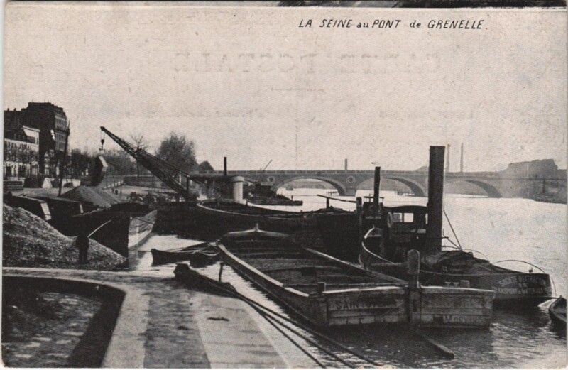 Carte postale ancienne La seine au Pont de Grenelle à Paris 15e