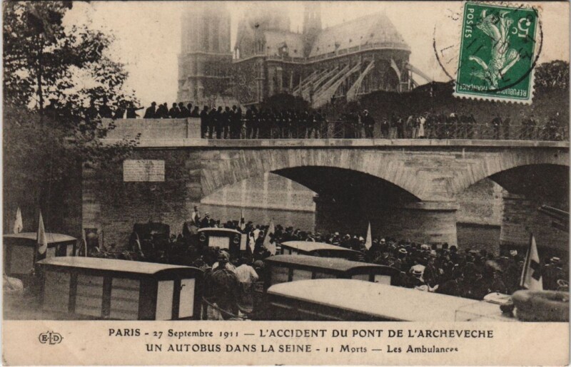 Carte postale ancienne Paris 1911 Accident du Pont de l'Archeveche autobus dans la seine