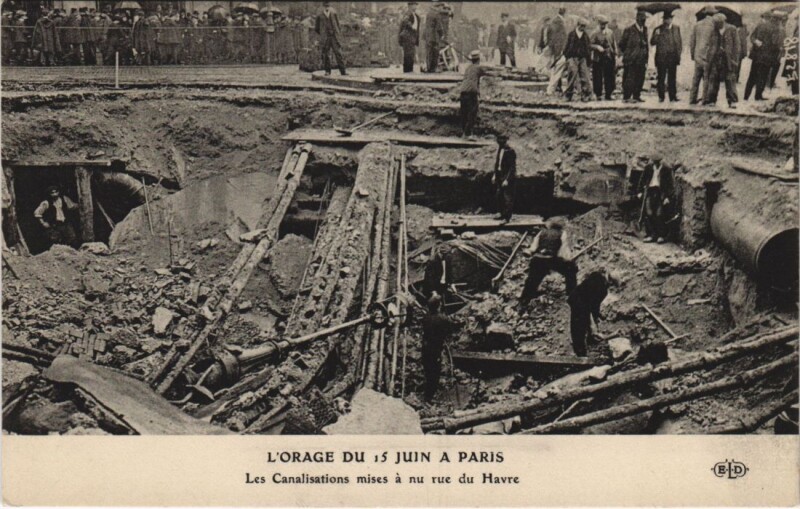 Carte postale ancienne Paris Orage du Juin 1914 Rue du Havre Les Canalisations