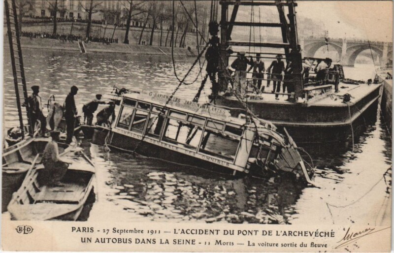 Carte postale ancienne Paris 1911 Accident du Pont de l'Archeveche autobus dans la seine