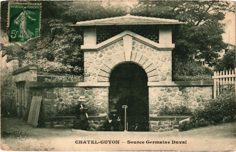 Carte postale ancienne Chatel-Guyon - Source Germain Duval à Châtel-Guyon