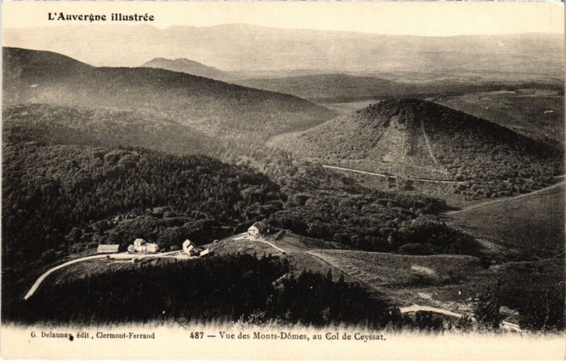 Carte postale ancienne Vue des Monts-Domes - au Col de Ceyssat à Ceyssat