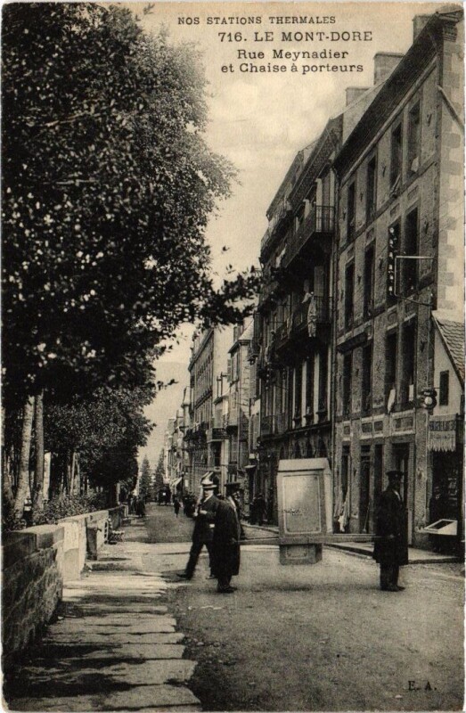 Carte postale ancienne Le Mont-Dore - La Rue Meynadier et Chaise a porteurs à Mont-Dore