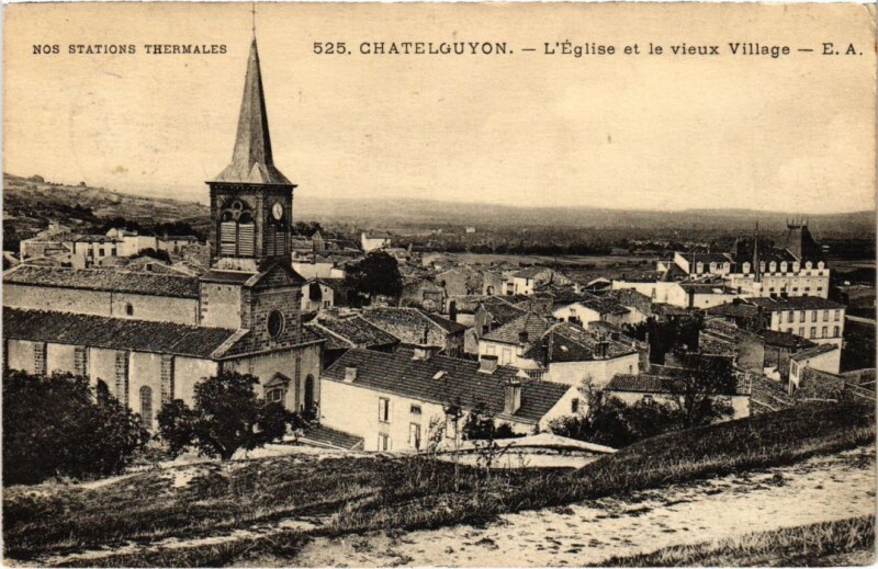 Carte postale ancienne Chatel-Guyon - Eglise et le vieux Village à Châtel-Guyon