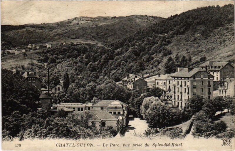 Carte postale ancienne Chatel-Guyon - Le Parc vue prise du Splendid-Hotel à Châtel-Guyon