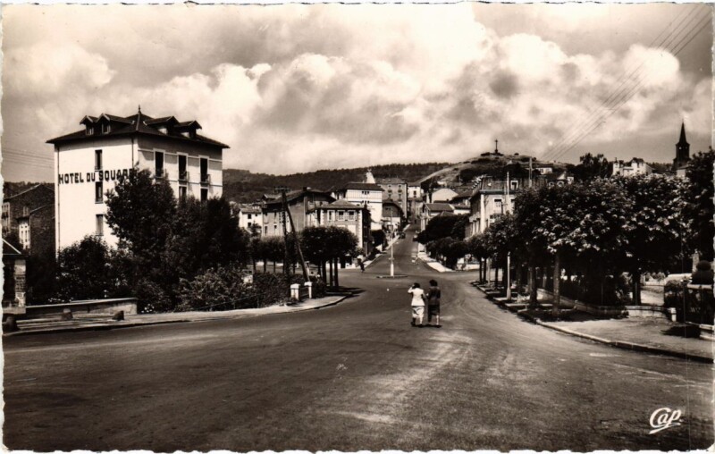 Carte postale ancienne Chatel-Guyon - Rond-Point des Etats-Unis et Hotel du Square à Châtel-Guyon