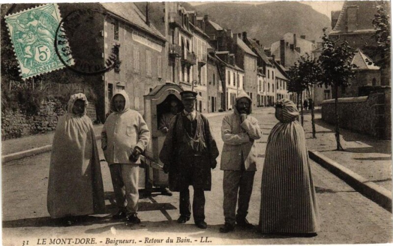 Carte postale ancienne Le Mont-Dore - Baigneurs - Retour du Bain à Mont-Dore