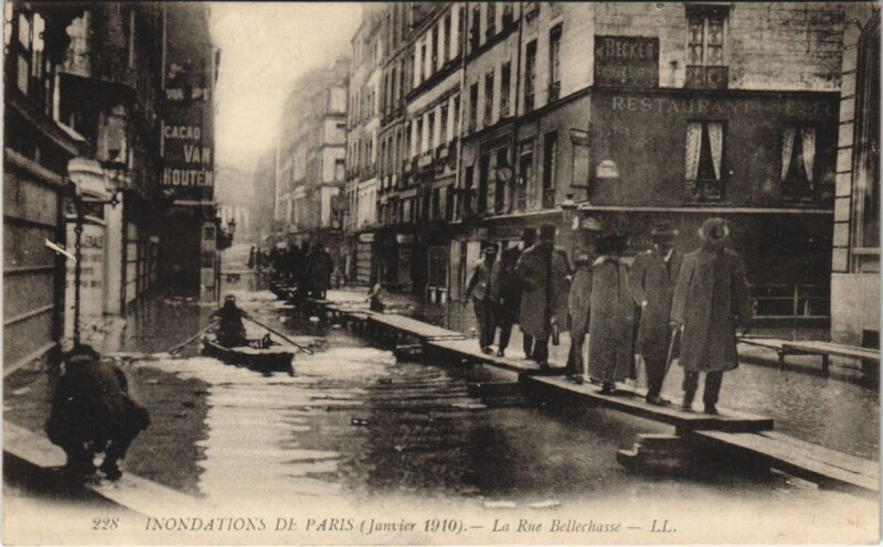 Carte postale ancienne Inondations 1910 Paris Rue Bellechasse