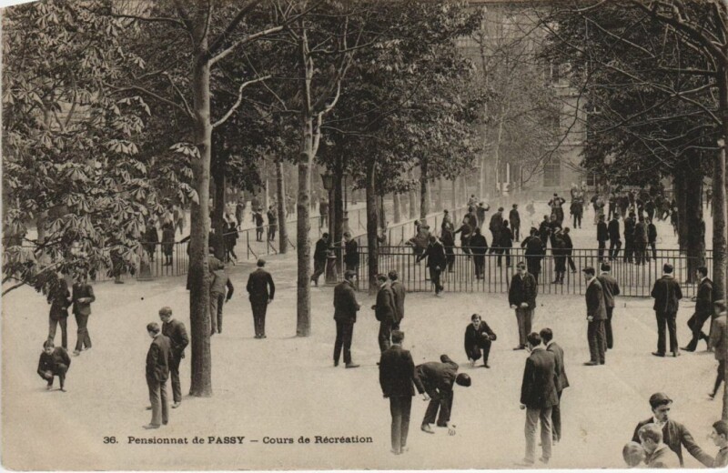 Carte postale ancienne Pensionnat de Passy - Cours de récréation à Paris 16e