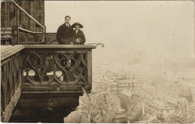 Carte postale ancienne Paris 4e carte photo Notre-Dame un couple avec panorama à Paris 4e