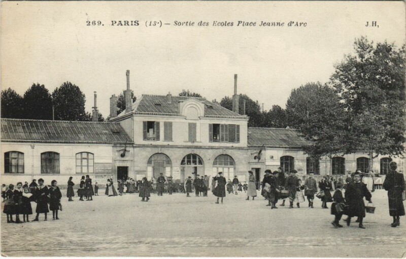 Carte postale ancienne Paris 13e Place Jeanne d'Arc Sortie des Ecoles à Paris 13e