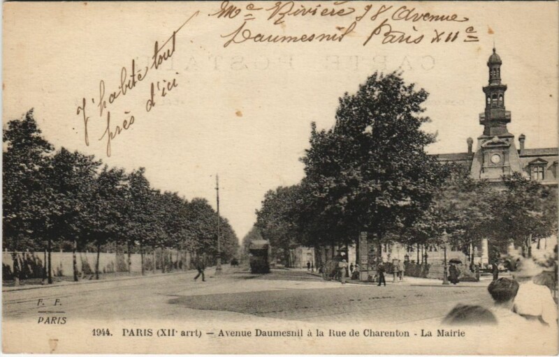 Carte postale ancienne Avenue Daumesnil à la Rue de Charenton - La Mairie à Paris 12e