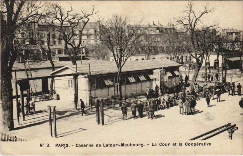 Carte postale ancienne Paris 7e Caserne Latour-Maubourg à Paris 7e