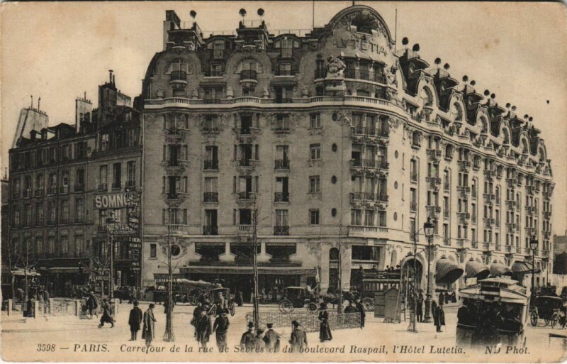 Carte postale ancienne Carrefour de la rue de Sèvres et du boulevard Raspail, l'Hôtel Lutetia à Paris 7e