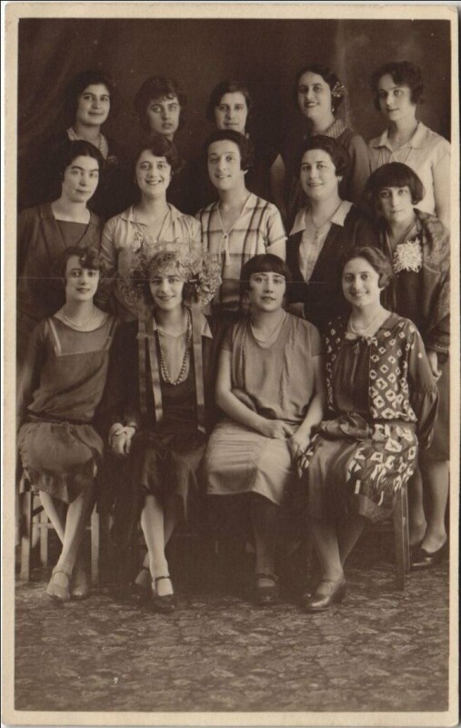 Carte postale ancienne Paris 7e carte photo Groupe de femmes avec noms et signatures! à Paris 7e