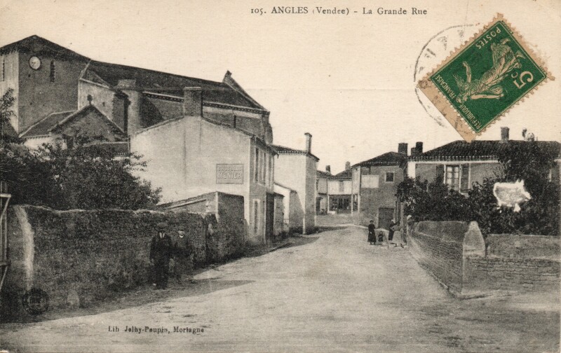 Carte postale ancienne ANGLES (Vendée) - La Grande Rue à Angles