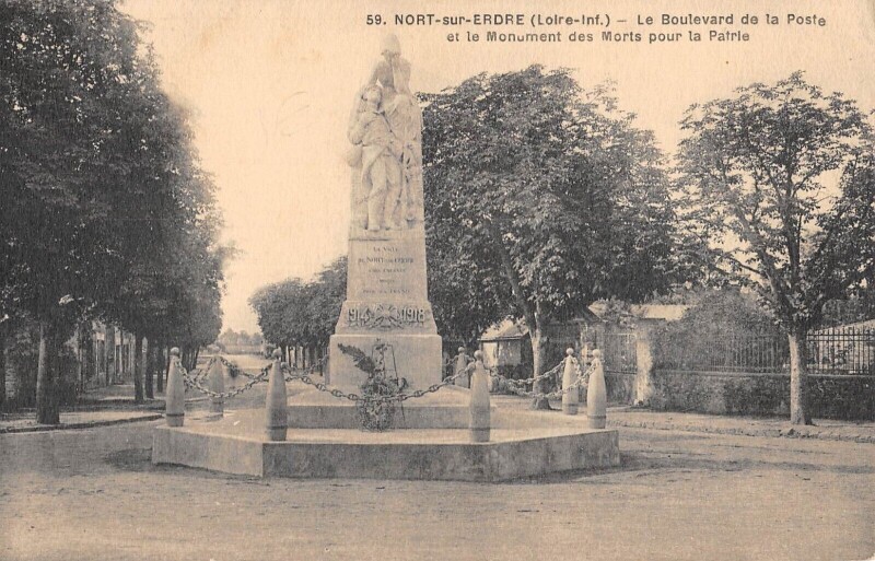 Carte postale ancienne Nort Sur Erdre - Le Boulevard De La Poste - Monument Aux Morts à Nort-sur-Erdre