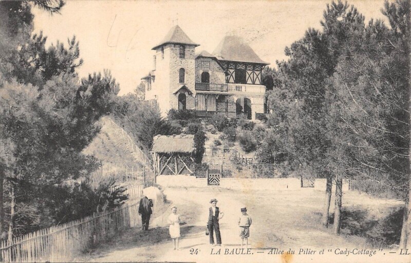 Carte postale ancienne La Baule - Allee Du Pilier Et Cady Cottage