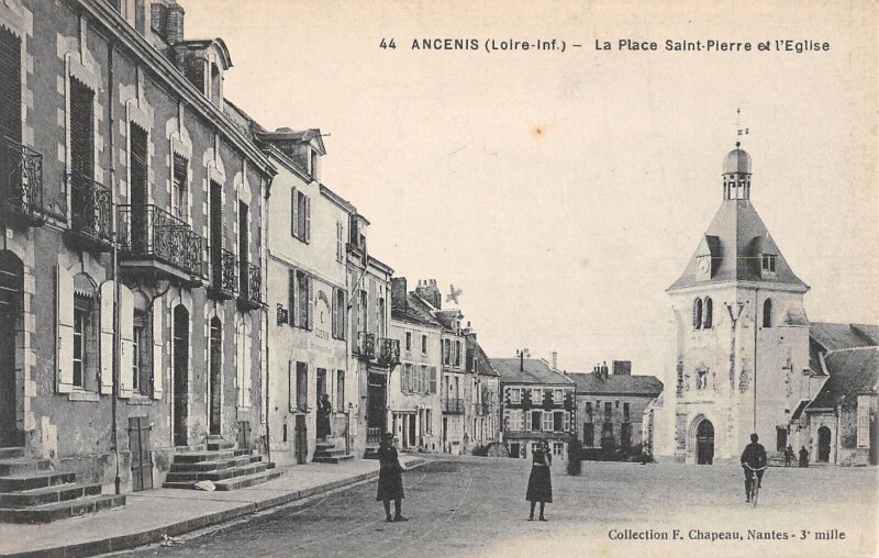 Carte postale ancienne Ancenis - La Place Saint-Pierre Et Eglise