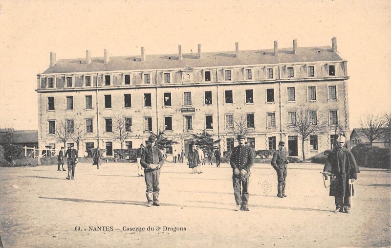 Carte postale ancienne Nantes - Caserne Du 3e Dragons à Nantes
