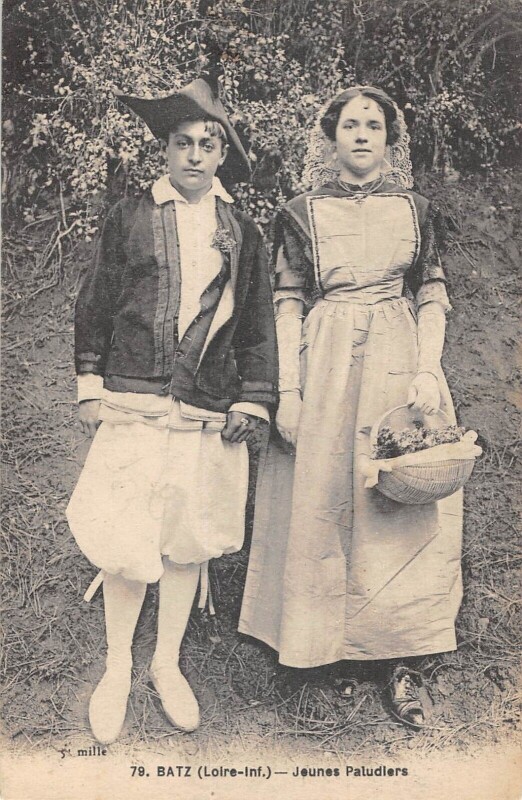 Carte postale ancienne Batz - Jeunes Paludiers