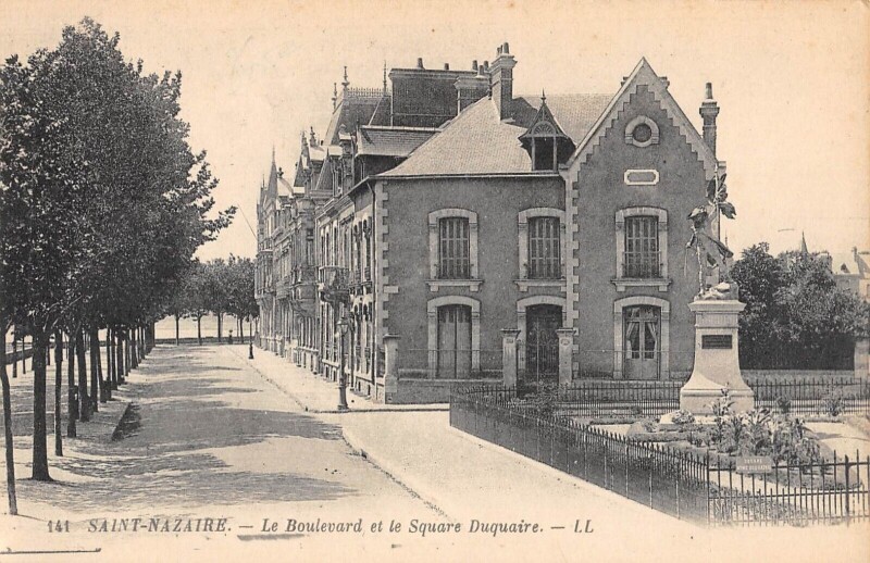 Carte postale ancienne Saint Nazaire - Le Boulevard Et Square Duquaire à Saint-Nazaire