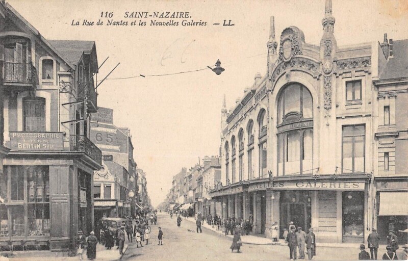 Carte postale ancienne Saint Nazaire - La Rue De Nantes Et Nouvelles Galeries à Saint-Nazaire