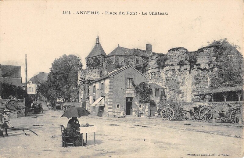 Carte postale ancienne Ancenis - Place Du Pont - Le Chateau