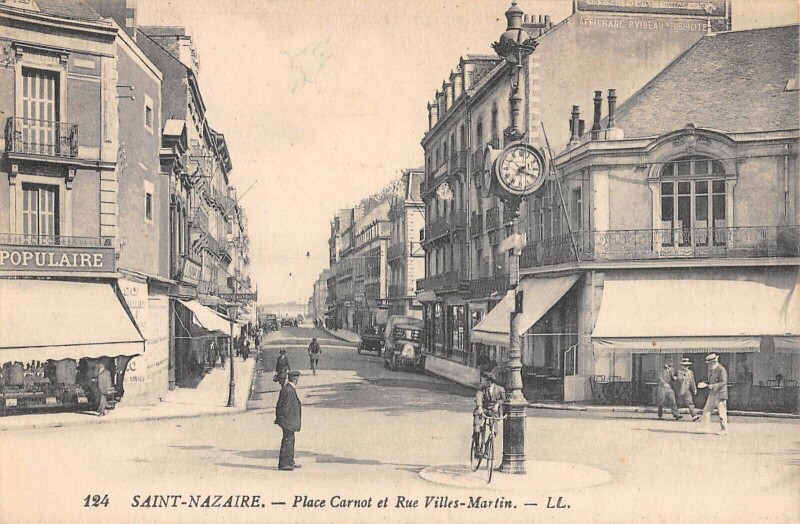 Carte postale ancienne Saint Nazaire - Place Carnot Et Rue Villes Martin à Saint-Nazaire