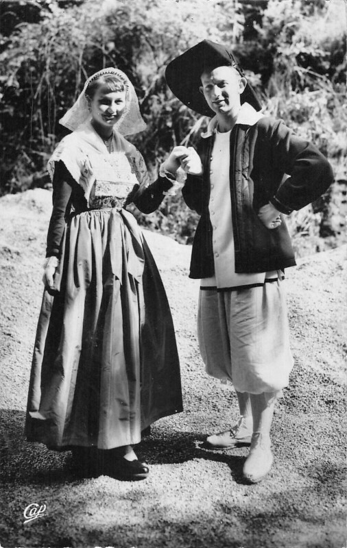 Carte postale ancienne Paludiers De Batz Sur Mer En Costume De Fete à Batz-sur-Mer