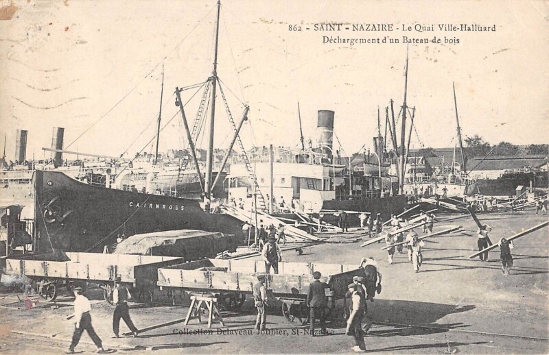 Carte postale ancienne Saint Nazaire - Le Quai Ville Halluard - Dechargement D'Un Bateau De Bois à Saint-Nazaire