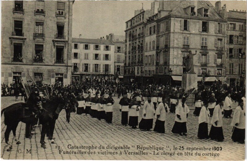 Carte postale ancienne Catastrophe - Catastrophe du Dirigeable Republique Funerailles