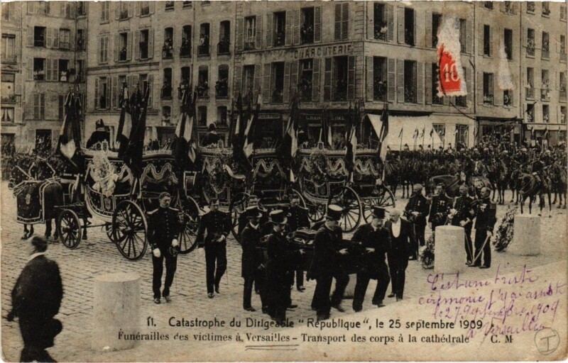 Carte postale ancienne Catastrophe - Catastrophe du Dirigeable Republique Funerailles