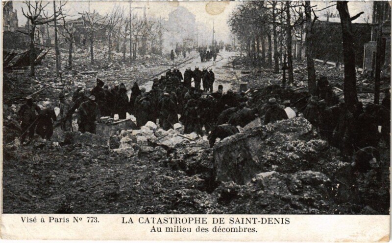 Carte postale ancienne Catastrophe - La Catastrophe de Saint-Denis Au milieu des à Saint-Denis