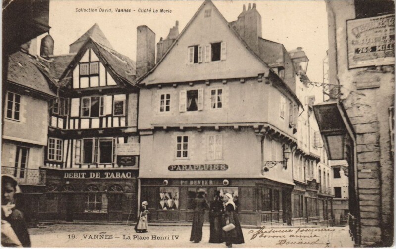 Carte postale ancienne Vannes-Place Henri Iv à Vannes