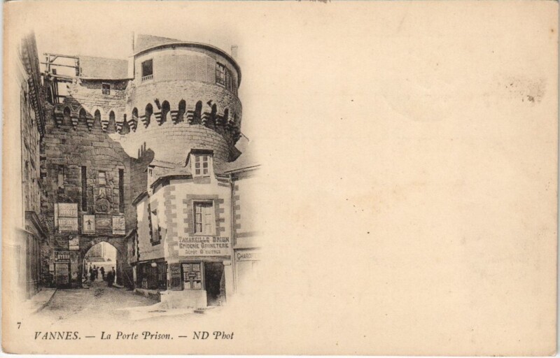 Carte postale ancienne Vannes-La Porte Prison à Vannes