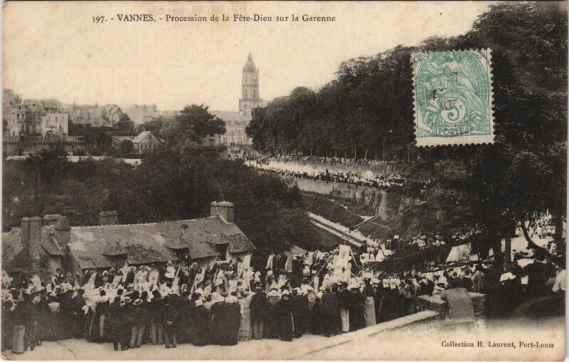 Carte postale ancienne Vannes-Procession de la Fete Dieu sur la Garenne à Vannes