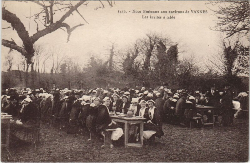 Carte postale ancienne Vannes-Les invites a table à Vannes