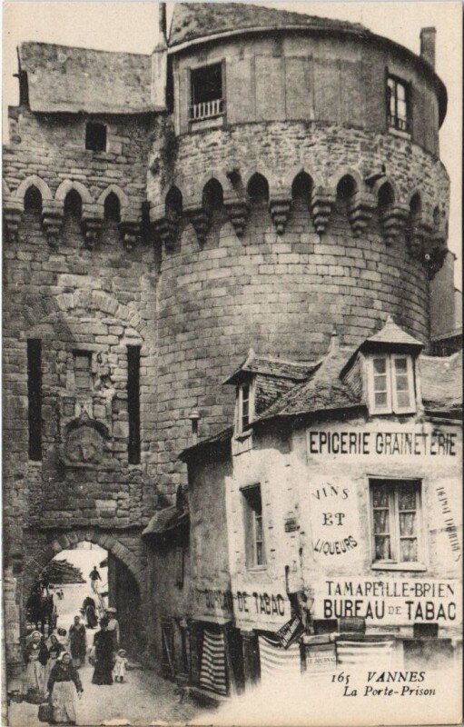 Carte postale ancienne Vannes-La Porte Prison à Vannes