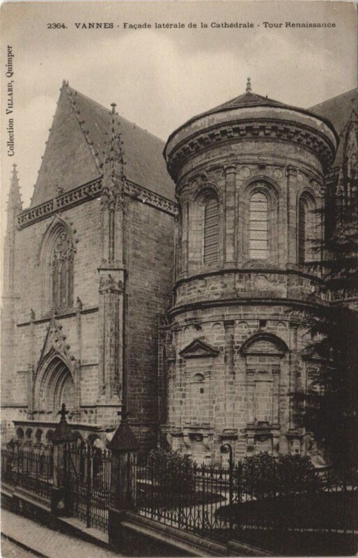 Carte postale ancienne Vannes-Facade laterale de la Cathedrale-Tour Renaissance à Vannes