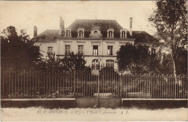 Carte postale ancienne Saint-Aignan - L'Ecole Communale à Saint-Aignan
