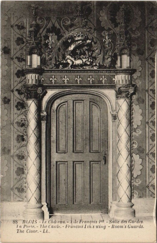 Carte postale ancienne Blois-Le Chateau-Salle des Gardes-La Porte à Blois