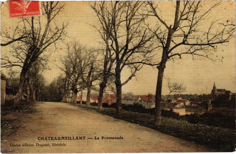 Carte postale ancienne Chateaumeillant - La Promenade à Châteaumeillant