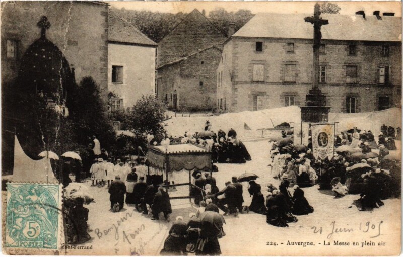Carte postale ancienne Auvergne - La Messe en plein air
