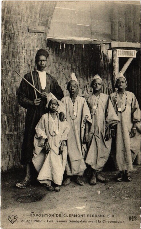 Carte postale ancienne Exosition de Clermont-Ferrand 1910 - Les Jeunes Senegalais à Clermont-Ferrand
