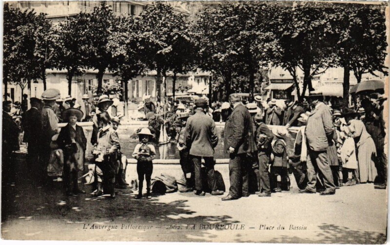Carte postale ancienne La Bourboule - Place du Bassin à La Bourboule
