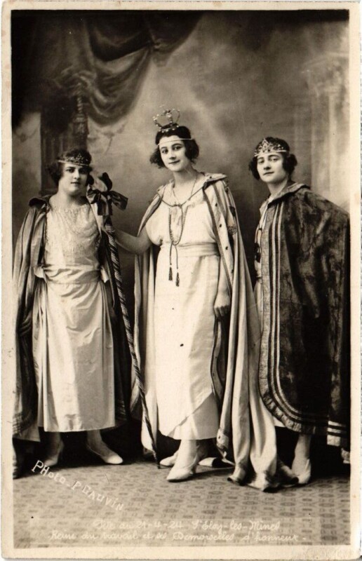 Carte postale ancienne Carte photo - La reine du travaille et ses Demoiselles