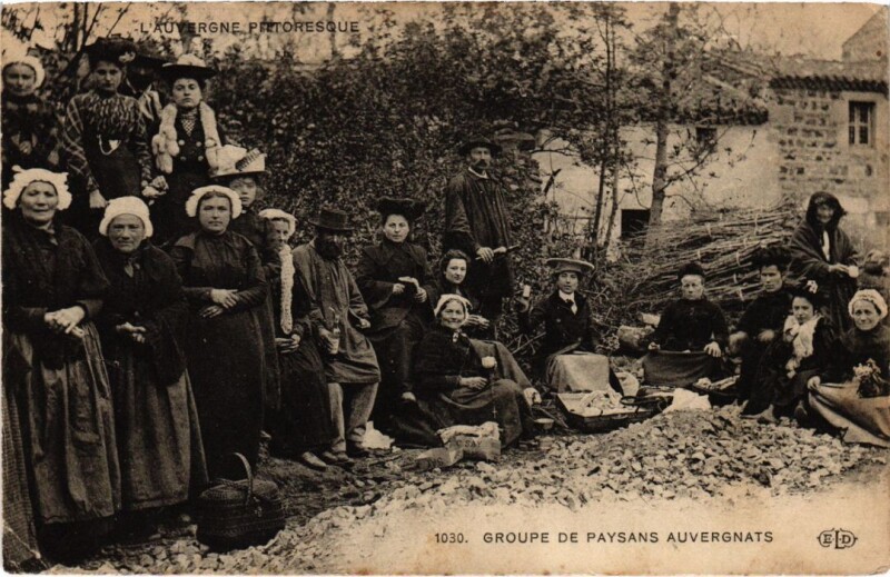 Carte postale ancienne Auvergne - Groupe de Paysans