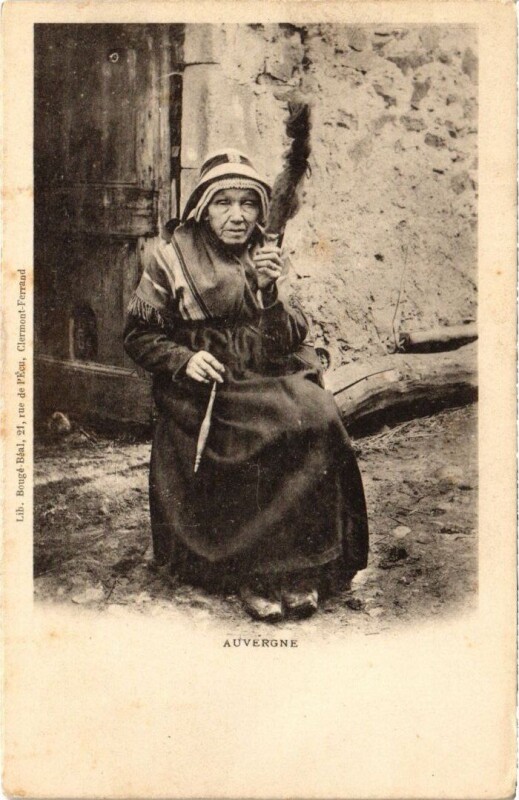 Carte postale ancienne Auvergne - Une Fileuse