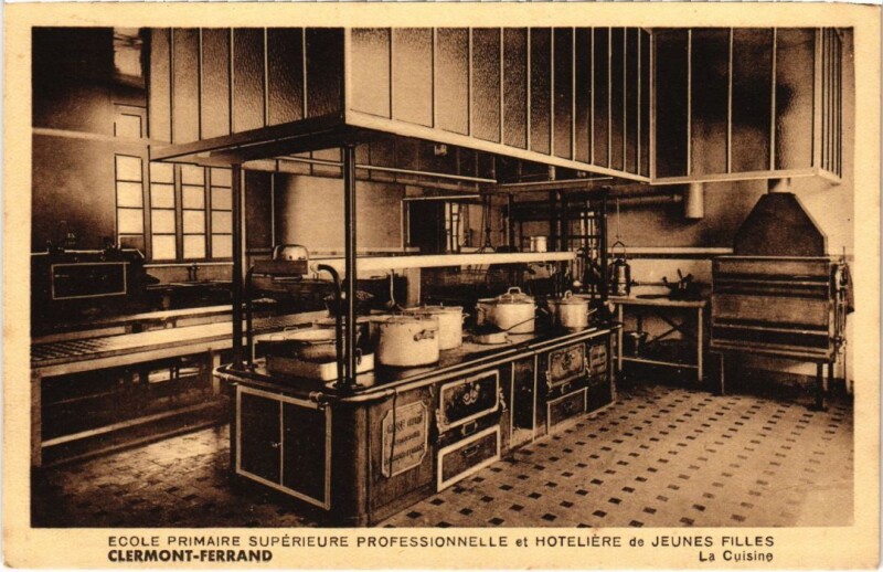 Carte postale ancienne Ecole de Jeunes Filles - Clermont-Ferrand - La Cuisine à Clermont-Ferrand